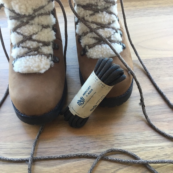 UGG Women's Fraser Ankle Bootie - Picture 7 of 8